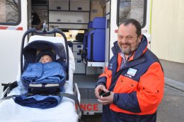 Ředitel záchranky Marek Slabý osobně odváží zachráněné děťátko řediteli českobudějovické nemocnice.