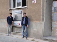 Zdeněk Juřica (vpravo) a Slávek Dittrich junior. Zcela vpravo vykukuje starý babybox, který najde své místo ve vstupní hale společnosti 100MEGA Distribution.