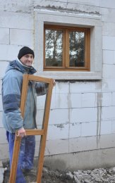 Okno v přízemí do provozní místnosti a jeho tvůrce Michal Podstavec..
