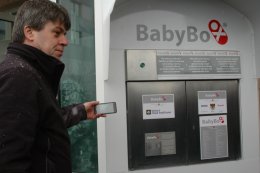 Hlavní hrdina - výrobce a šéf technického rozvoje Zdeněk Juřica ukazuje obrázek odloženého děťátka ve svém mobilu.