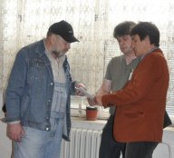 Ředitel Petr Sládek (vpravo) se Zdeňkem Juřicou a babydědkem uvnitř u okna vybraného k instalaci.