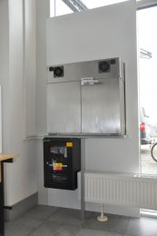 Pohled z interiéru nemocnice - dvířka pro zdravotníky a externí chytrá krabice.