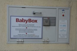 Starý babybox, čtvrtý v pořadí instalovaný v roce 2007.