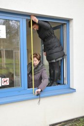 Irena s Jitkou Juřicovou vyměřují okno, v němž bude babybox instalován.