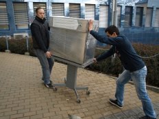 Michal a Radek, asistenti Zdeňka Juřici, umísťují nový babybox.