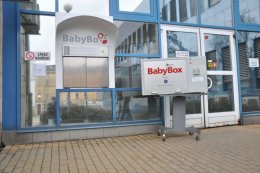 Pro porovnání - původní bedýnka z roku 2006 a babybox nové generace.