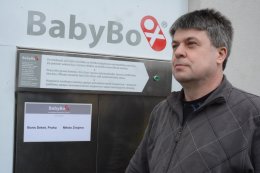 Nejvýznamnější postava celého projektu Zdeněk Juřica. Dárcovská tabulka se jmény hlavních mecenášů - město Znojmo a Boris Deket.