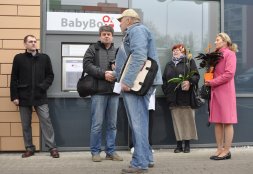 Blahopřeju Zdeňku Juřicovi, výrobci babyboxů a nejvýznamnějšímu muži projektu, k padesátým narozeninám - má je právě v den otevření. Děkuju, Zdeňku! Vlevo Jan Houdek, ředitel Skanska, významného partnera.