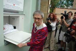 Miloň Čepelka, mamka z cimrmanovské hry Akt, řekl: Kdyby v době, kdy jsme se zbavovali dětí, existovaly babyboxy, odkládala bych je jen do nich.