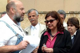 Citoval jsem moudrost muže, jenž stojí mezi mnou a Michaelou Marksovou-Tominovou. Jmenuje se František Bányai a je předsedou Pražské židovské obce. Vpravo jeho kolegyně Eva Fantová.
