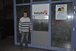 Zdeněk Juřica před novým babyboxem.