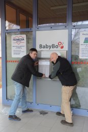 Petr Bečička a Zdeněk Juřica dokončují úpravu babyboxu.