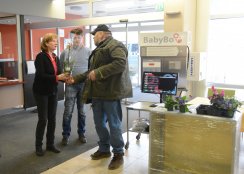 Děkuju Zdeňkovi Juřicovi a jeho manželce Jitce, výrobcům babyboxů. Vlevo protagonistka babyboxů Alena Ženíšková, místostarostka města Příbram.