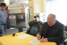 Ředitel nemocnice Stanislav Holobrada spektakulárně podepisuje smlouvu o darování a provozování babyboxu. Závazek nemocnice provozovat babybox po dobu nejméně deseti let, přijal po šesti měsíčním jednání 2. února 2016 v 11:59.