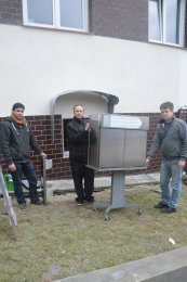 Zdeněk Juřica se svými asistenty Michalem a Radkem vkládají babybox do rámu.