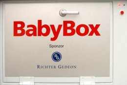 Farmaceutická společnost Richter Gedeon je generální sponzor třetího babyboxu v České republice, který bude slavnostně otevřen 5. prosince 2006 ve Fakultní nemocnici v Olomouci. 