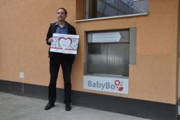 Zástupce hlavního dárce ostravské tiskárny PRINTO, s. r. o., Daniel Zabek u nového babyboxu.