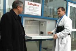 MUDr. Kantor vysvětluje řediteli Richter Gedeon MUDr. Novakovi funkce babyboxu. Je vyhřívaný a ventilovaný.