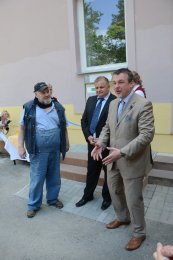 Vlídná slova pronáší radní Jan Bureš. Přihlíží ředitel nemocnice Zdeněk Zvoníček a LH.