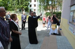 Došlo i na kropení. Vystřídali se všichni a stačila jedna kropenka. Otcové i sestra farářka Československé církve husitské jsou přátelé.