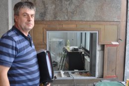 Montážní rám nového babyboxu je na svém místě. Zdeněk Juřica je spokojen