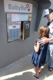 Babydědek uklidňuje nešťastnou maminku, která právě odložila děťátko.