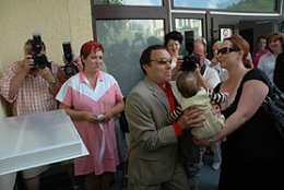 Jan Saudek odkládá Matěje do babyboxu.