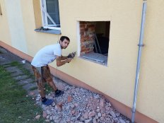 Radek dokončuje montážní otvor.