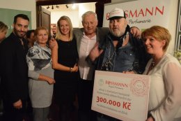 Ještě jedna společná fotografie s čitelným textem na šeku - 300 000 Kč.