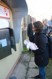 Studentka Střední zdravotnické školy v Berouně demonstruje odložení děťátka.