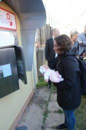 Studentka Střední zdravotnické školy v Berouně demonstruje odložení děťátka. 