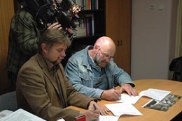 MUDr. Martin Procházka a LH podepisují smlouvu, sleduje kamera regionální televize.