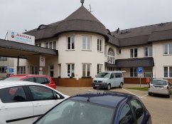 Jesenická nemocnice s babyboxem zcela vpravo dole za značkou
