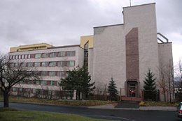 V nemocnici v Sokolově bude babybox vlevo od dveří do novorozeneckého oddělení.