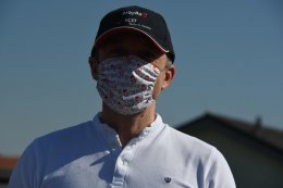 Ing. Tomáš Doležal, předseda správní rady Nadace Komerční banky a. s. - JISTOTA se skrývá pod čepicí a rouškou, vše v barvách KB a spolku Babybox.