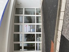 Babybox je umístěný vpravo od hlavního vchodu nové nemocnice v okně prodejny občerstvení. 