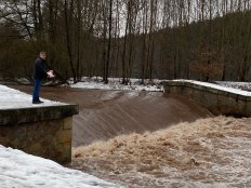 Zdeněk demonstruje odkládání dítěte podle způsobu Viktorka.