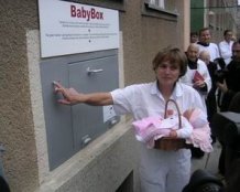 Ludmila Brázdová předvádí odložení děťátka do druhého českého babyboxu v Nemocnici Milosrdných bratří v Brně.