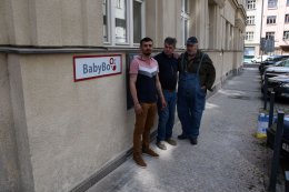 Zdeněk Juřica a jeho asistent Radek Jetelina u instalovaného babyboxu nové generace.
