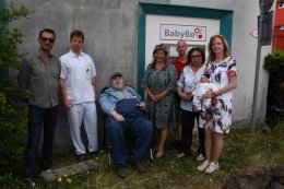 Zleva Radek Štoural, Michal Scheinost, Pavlína Komeštíková, v červeném tričku technický pracovník nemocnice Karel Smrž, který slaví 1. června narozeniny, Karla Rajnyšová a Jitka Juřicová.