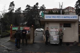 Zdeněk a Jitka Juřicovi MONTEL, Náměšť nad Oslavou, na místě, kde bude umístěn babybox. 