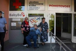 Zprava vlídná ředitelka nemocnice MUDr. Lenka Mergenthalová, MBA a zleva zástupkyně z Klubu důchodců, kteří také přispěli na kroměřížský babybox.